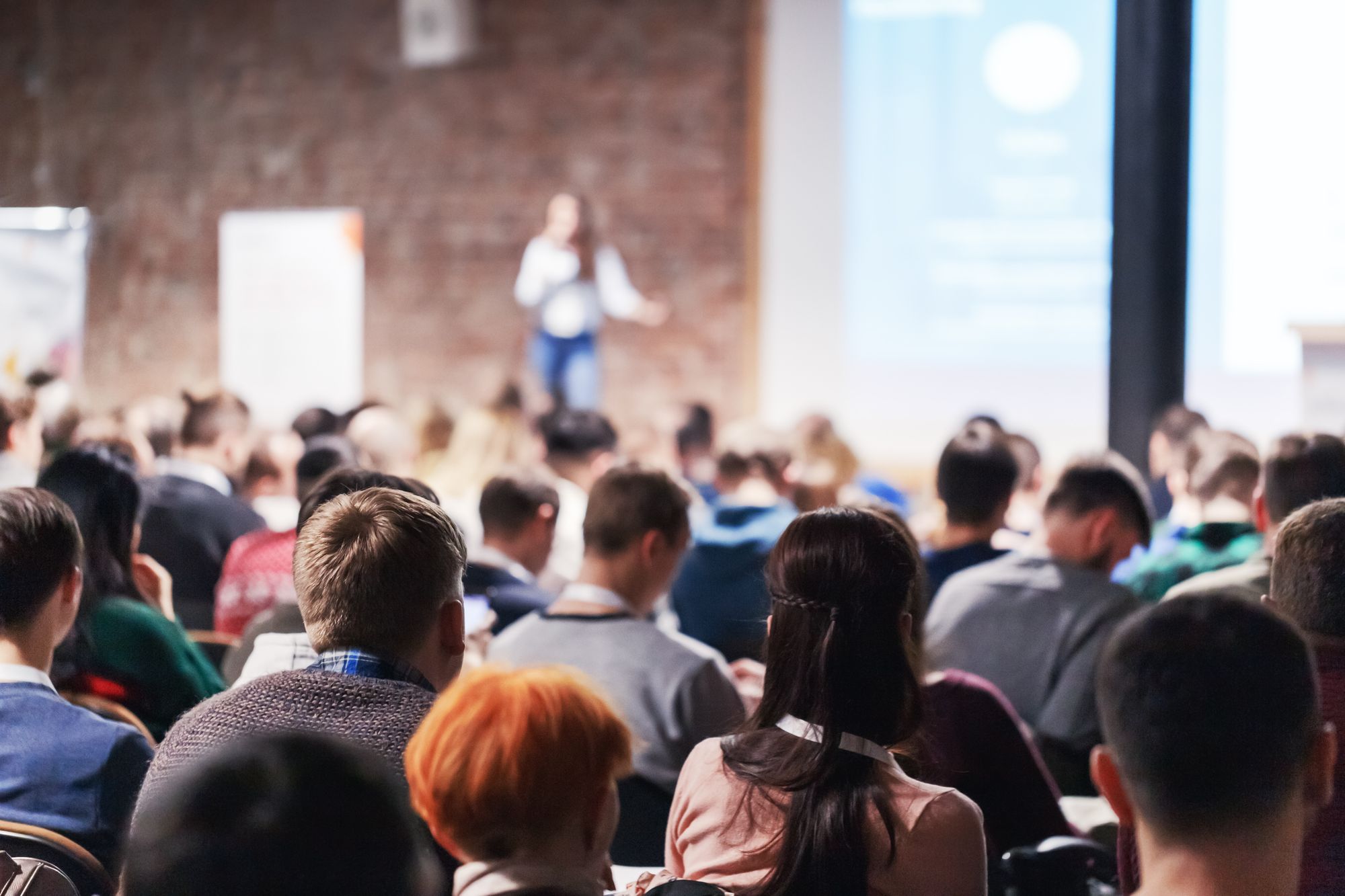 Public attentif lors d&rsquo;une conf&eacute;rence dans un auditorium