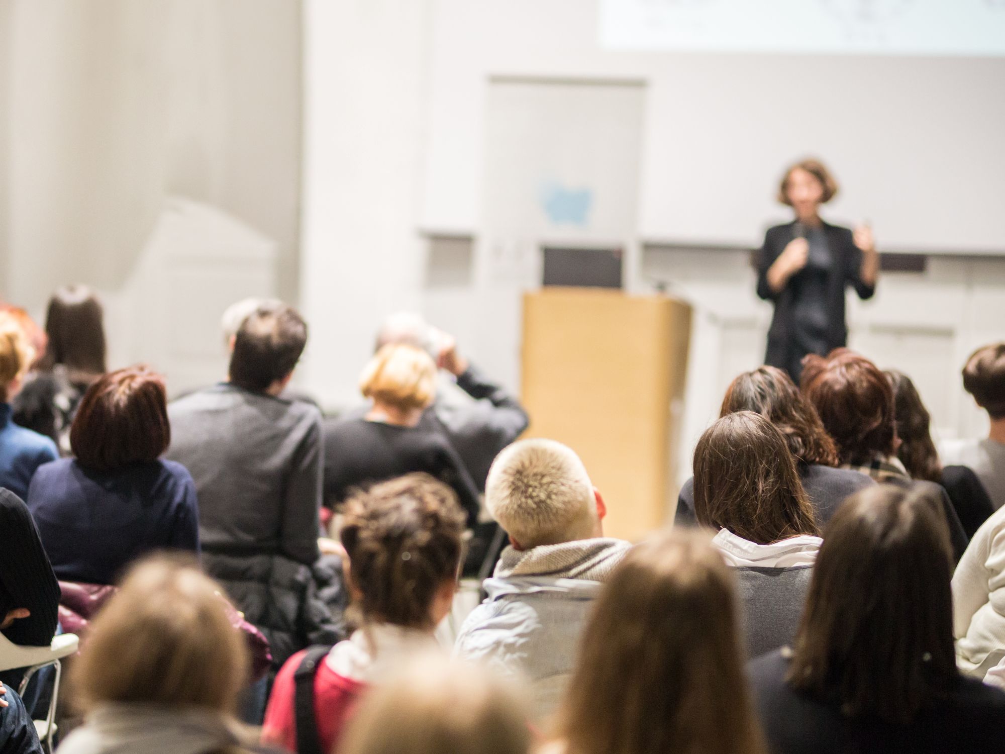 Une intervenante s&rsquo;adresse au public lors d&rsquo;une conf&eacute;rence